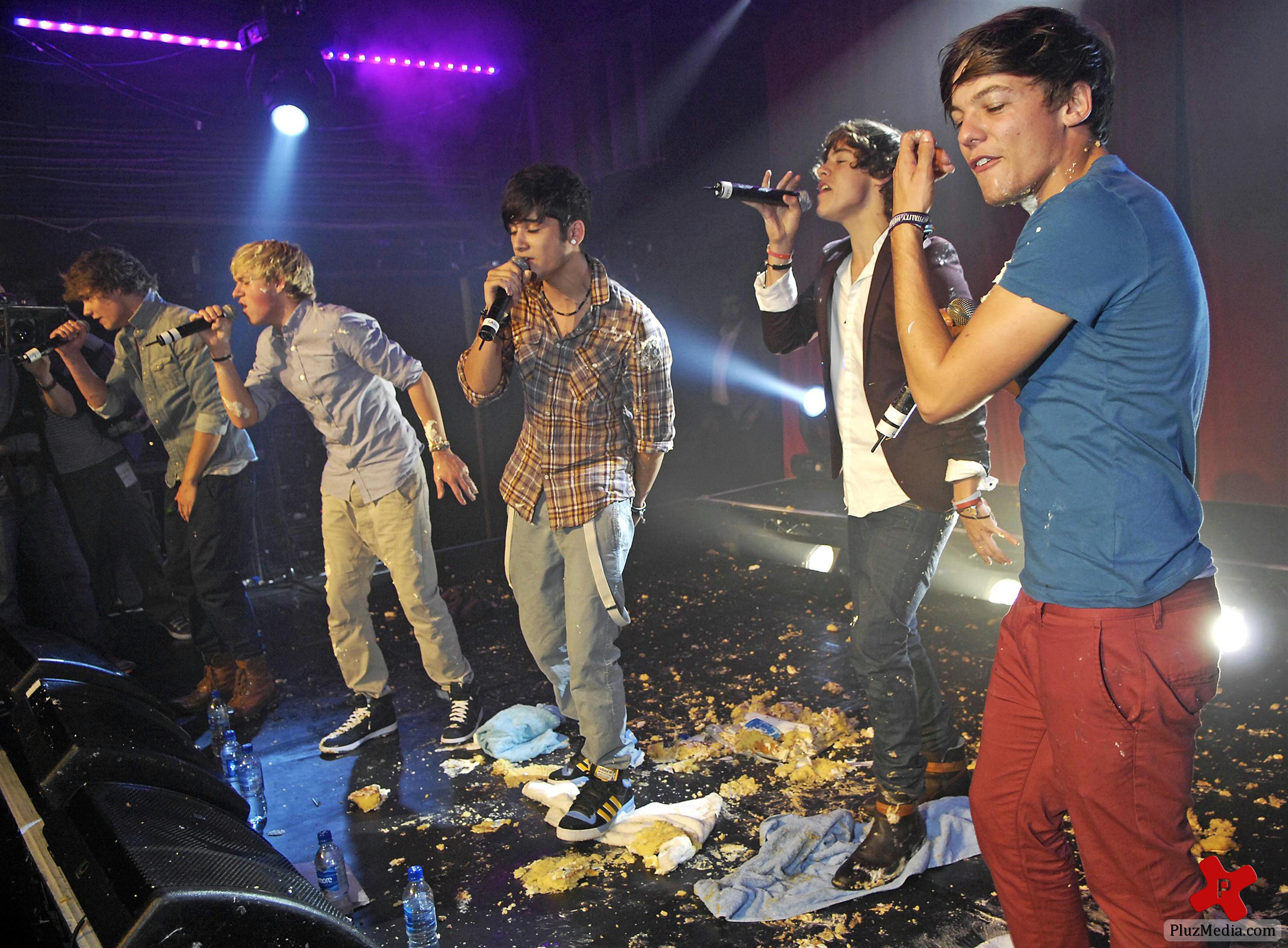 One Direction perform live at G-A-Y nightclub photos | Picture 80752